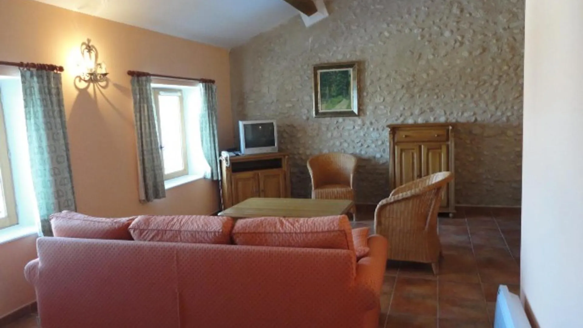 Appartement Spacieux Au Coeur De Valensole Avec Piscine - Fr-1-822-11 Brunet 0*,  France